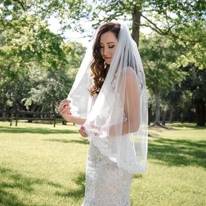 Gorgeous mid-length wedding veil